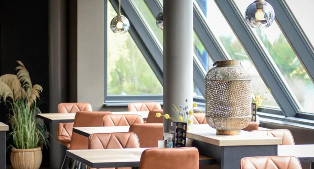 Ruime 5-Persoons Chalet Aan Het Bergumermeer Suameer Luaran gambar