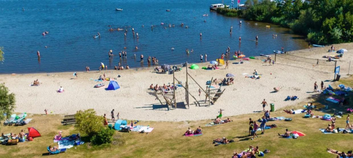 Ruime 5-Persoons Chalet Aan Het Bergumermeer Suameer Luaran gambar