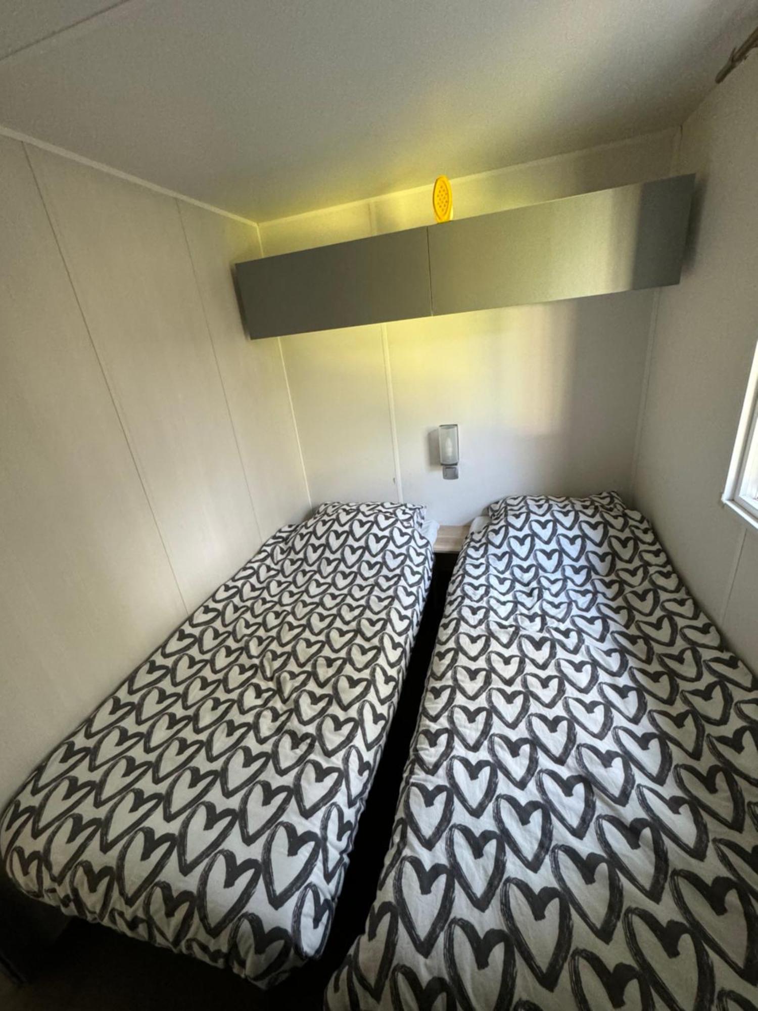 Ruime 5-Persoons Chalet Aan Het Bergumermeer Suameer Luaran gambar