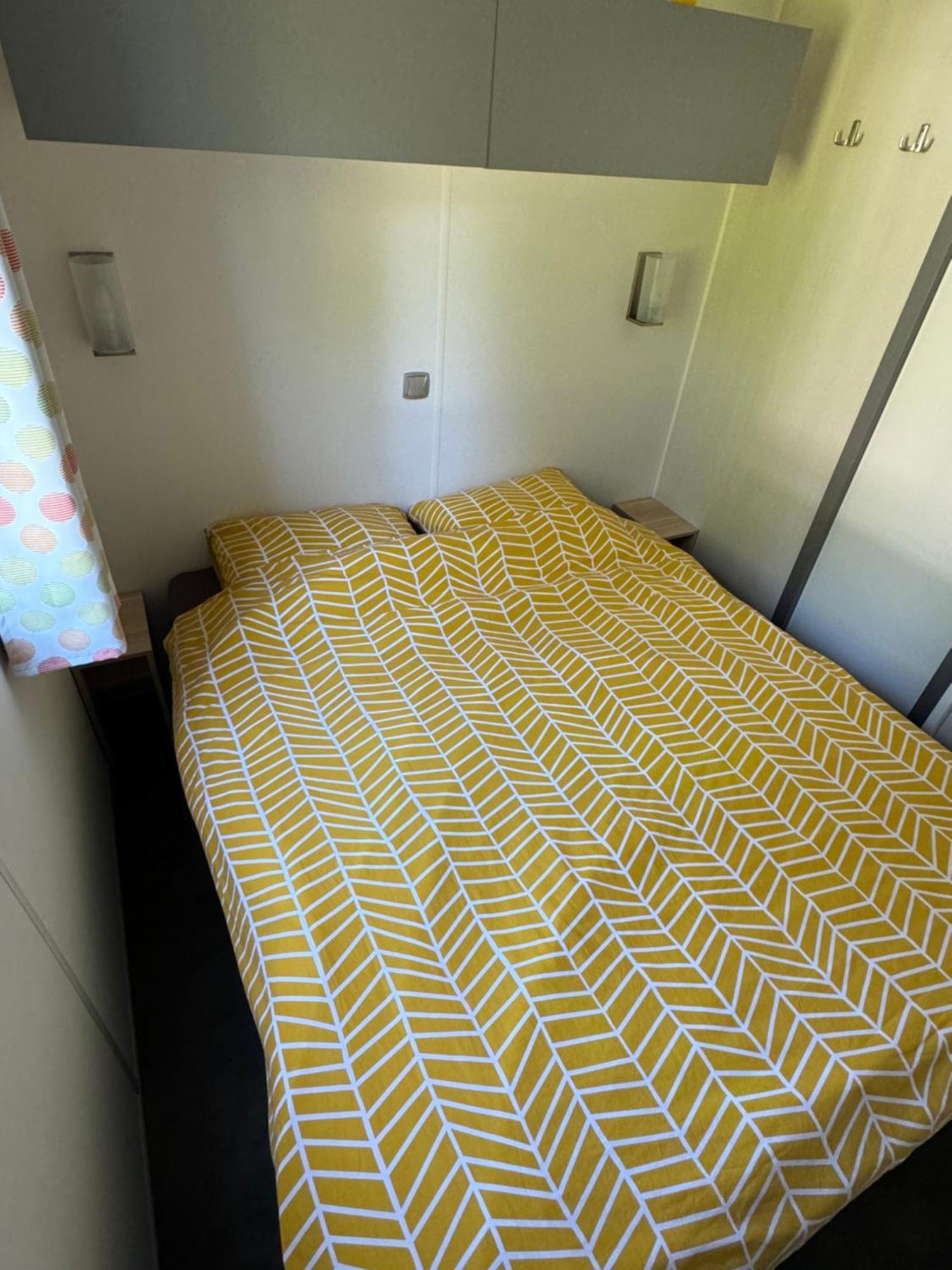 Ruime 5-Persoons Chalet Aan Het Bergumermeer Suameer Luaran gambar