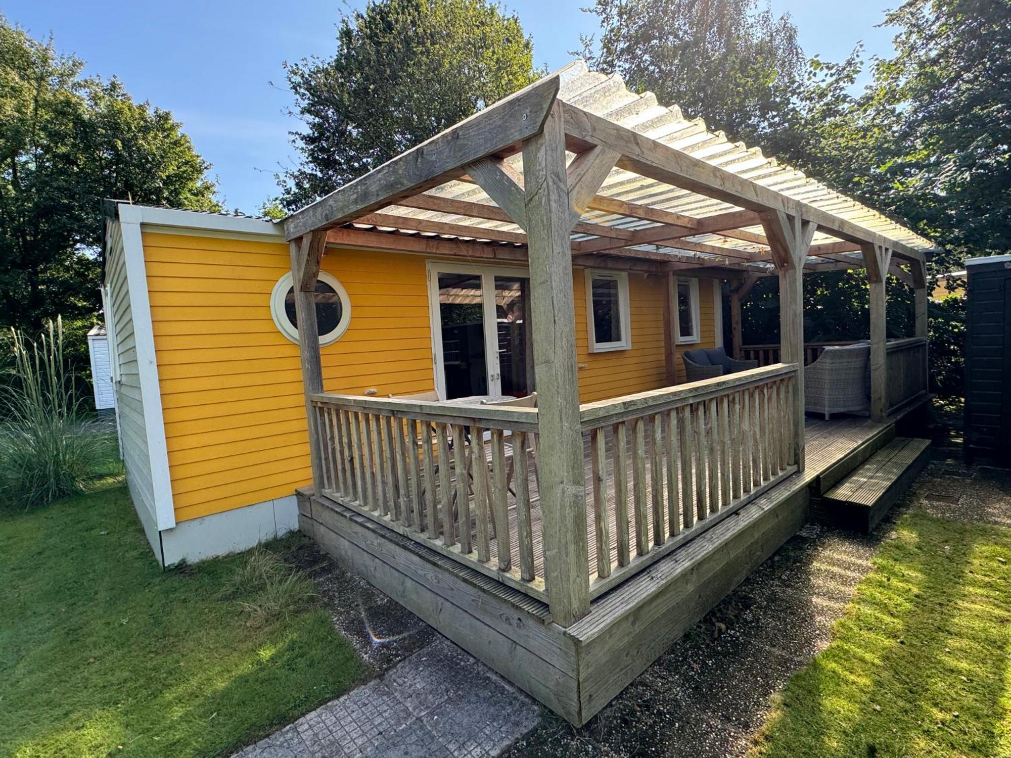 Ruime 5-Persoons Chalet Aan Het Bergumermeer Suameer Luaran gambar
